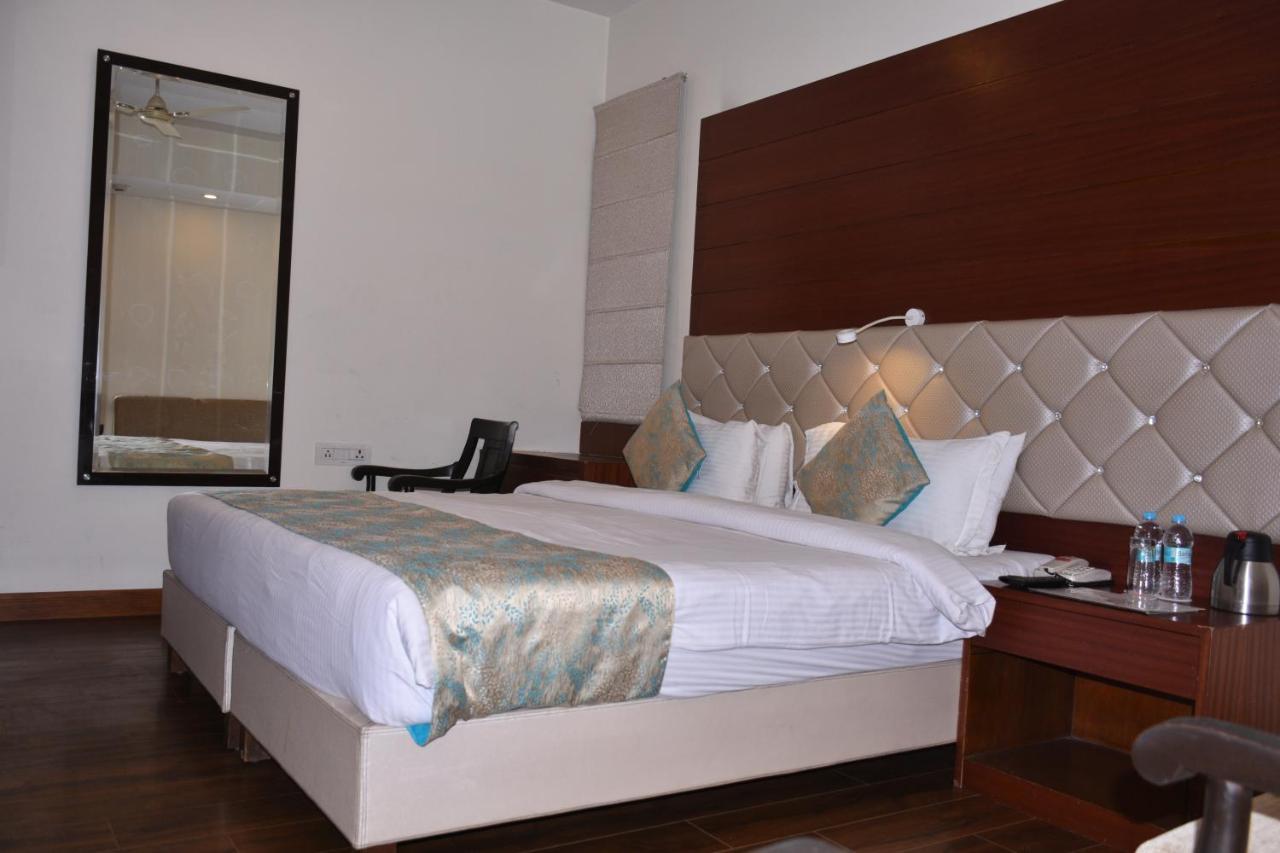 Hotel Meadows Waranasi Zewnętrze zdjęcie