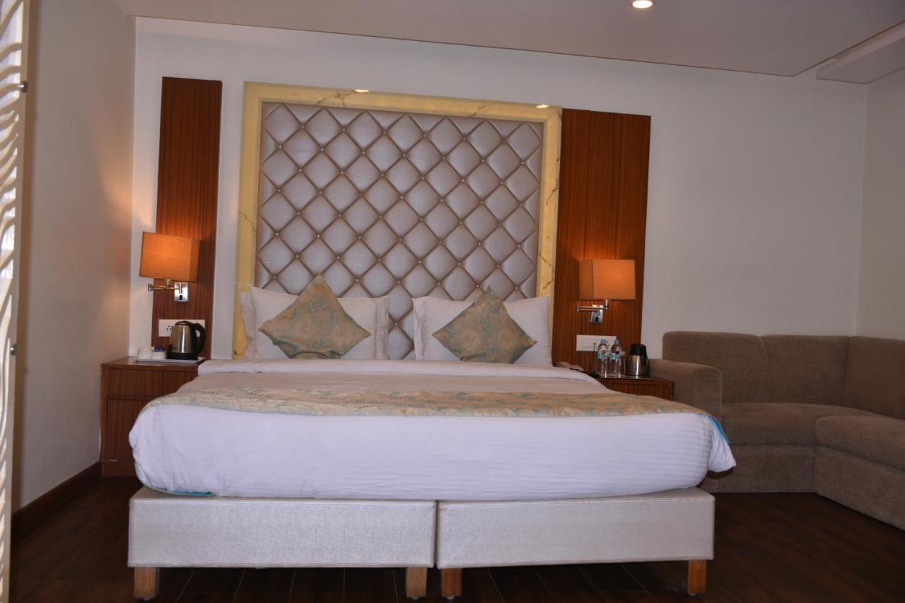 Hotel Meadows Waranasi Zewnętrze zdjęcie