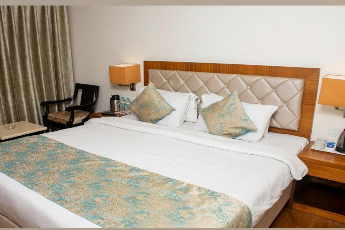 Hotel Meadows Waranasi Zewnętrze zdjęcie