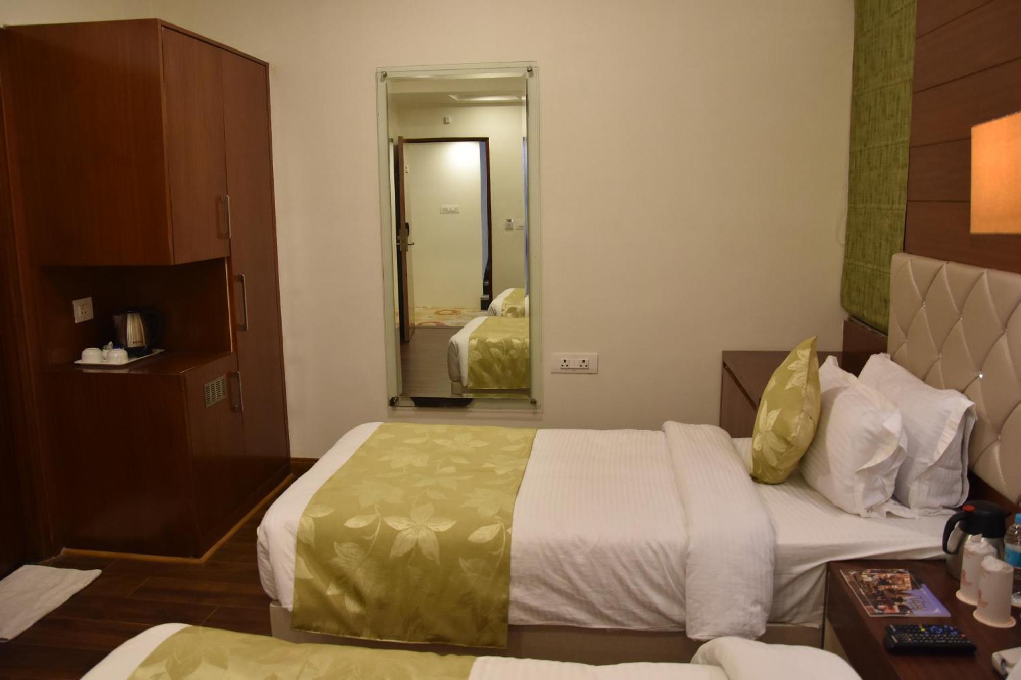 Hotel Meadows Waranasi Zewnętrze zdjęcie