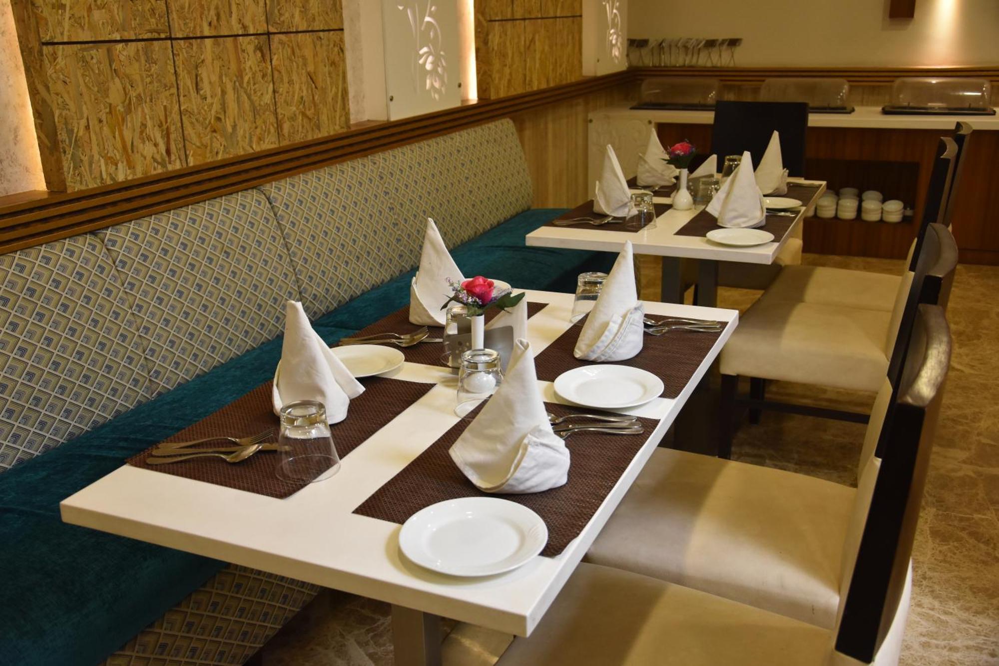 Hotel Meadows Waranasi Zewnętrze zdjęcie