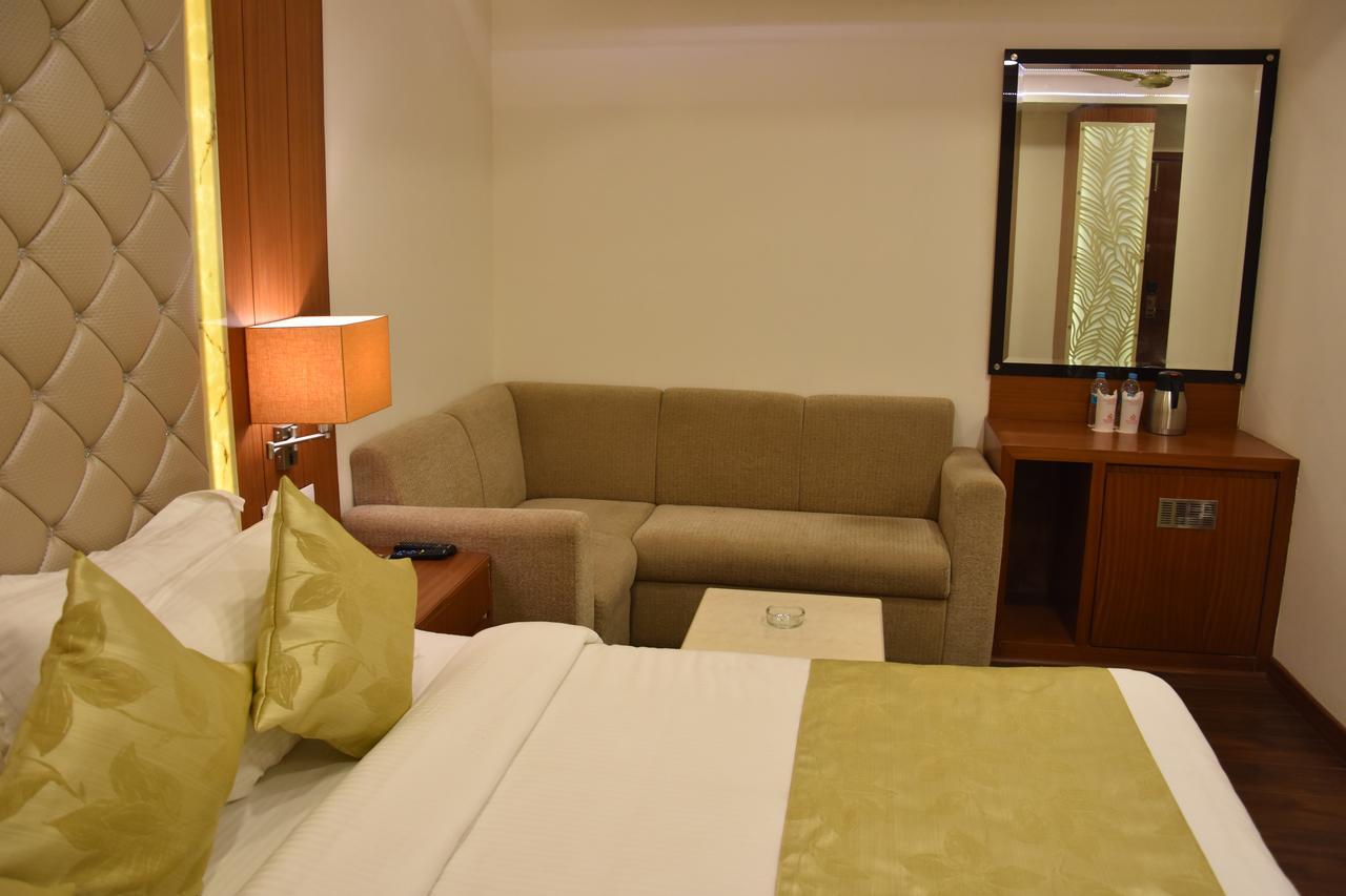 Hotel Meadows Waranasi Zewnętrze zdjęcie