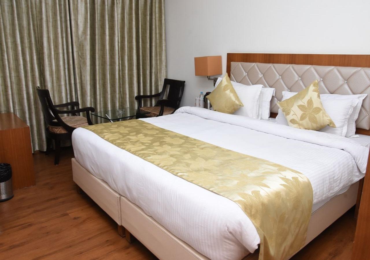 Hotel Meadows Waranasi Zewnętrze zdjęcie