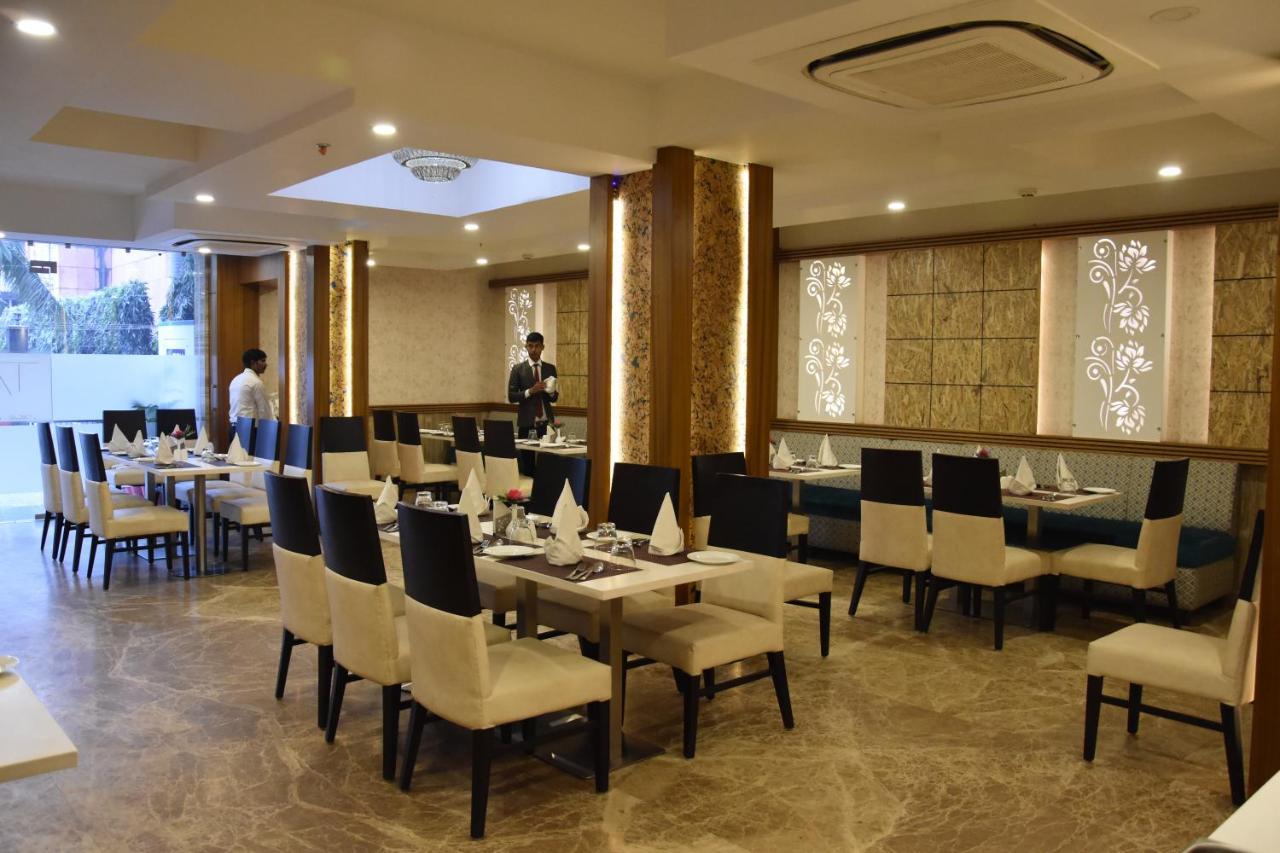 Hotel Meadows Waranasi Zewnętrze zdjęcie